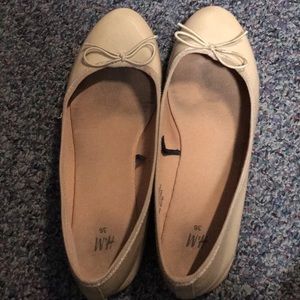 Nude flats with bow